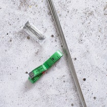 Tub med spännwire och nålar för blockning